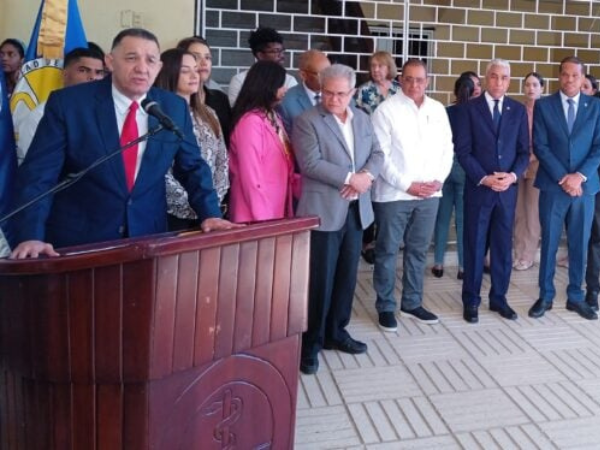 El decano de la Facultad de Ciencias de la Salud de la UASD, doctor Mario Ufre, mientras se dirige a los presentes en el acto de apertura del Examen Nacional Único para Aspirantes a Residencias Médicas (ENURM 2024).