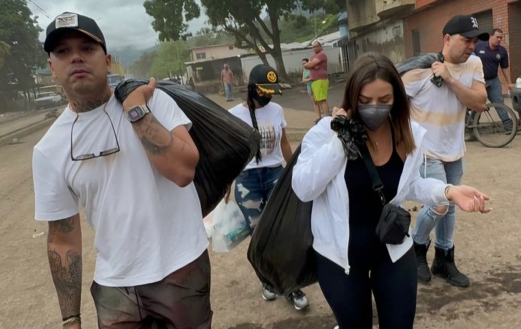 Acción solidaria de Yuli Zeraoidex y José "Bandy" Laverde en respuesta a las inundaciones de Cumanacoa