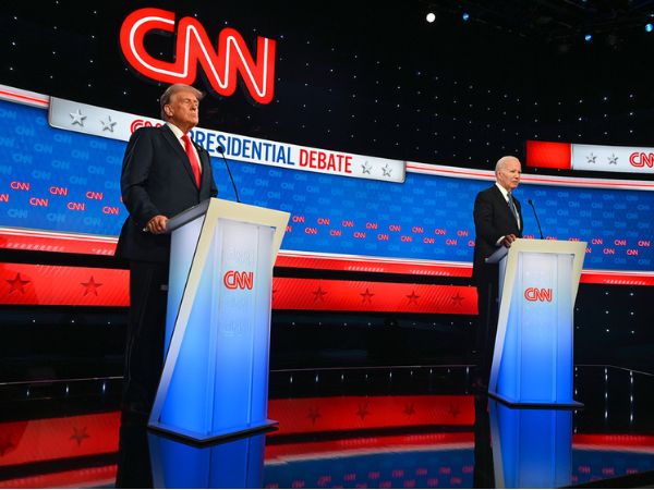 trump y biden en el debate con fondo de cnn
