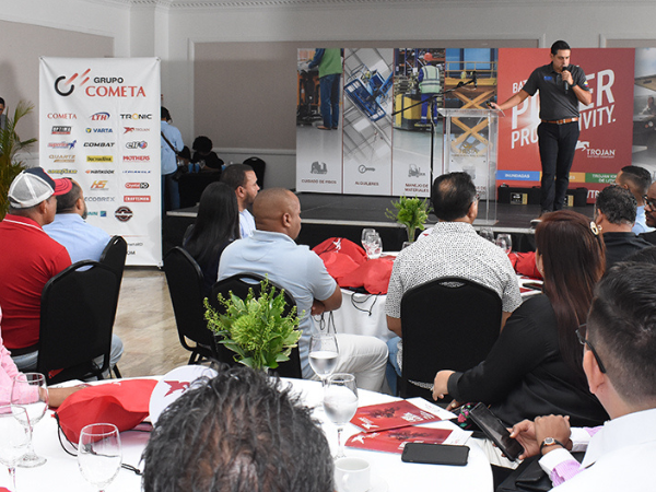 Luis Ostos, representante de Baterías Trojan, presentando a los asistentes en detalle las características de la tecnología AES.