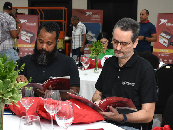 Gregory Estévez y Juan Noceda, leyendo brochure de baterías Trojan