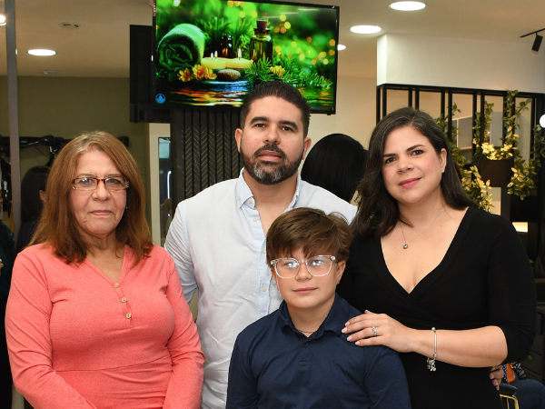 Damaris Clough Soler, Farrah Tejeda, Eduardo Rivera junto al niño Gamal Rivera