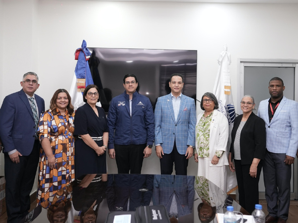 Equipos de los ministerios de Energía y Minas y Salud Pública, durante el acto de entrega de equipos e insumos de laboratorio.