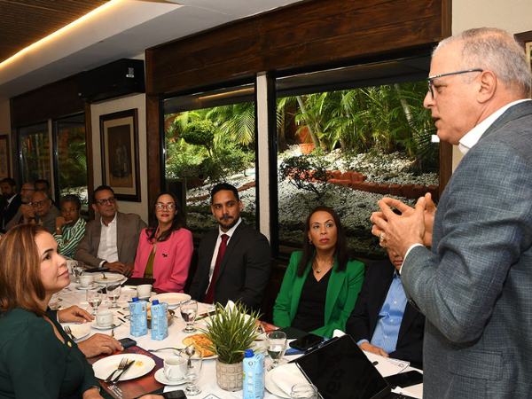 Dr. José Rafael López Luciano (Corazones del Cibao) Presidente, se dirige a los profesionales de la medicina presentes