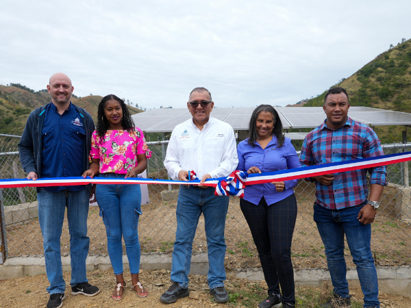 Viceministro de Energía, Rafael Gómez mientras corta la cinta que deja inaugurado el Proyecto de electrificación rural Las Yamayas, en Elias Piña, junto alas autoridades locales y comunitarios de la zona.