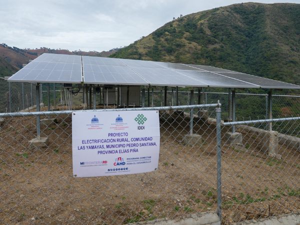 Proyecto de electrificación solar en el paraje Las Yamayas, del municipio Pedro Santana, provincia Elías Piña, en beneficio de los 42 hogares que componen a esa apartada comunidad.
