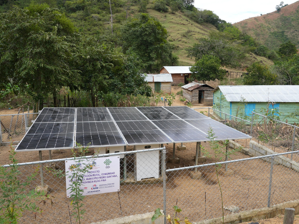 Proyecto de electrificación solar en el paraje Las Yamayas, del municipio Pedro Santana, provincia Elías Piña, en beneficio de los 42 hogares que componen a esa apartada comunidad.