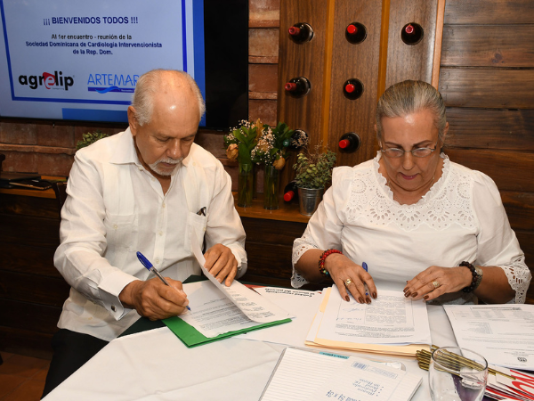 Rafael Castillo y Jacqueline Pérez, dirigiendo la Asamblea Ordinaria