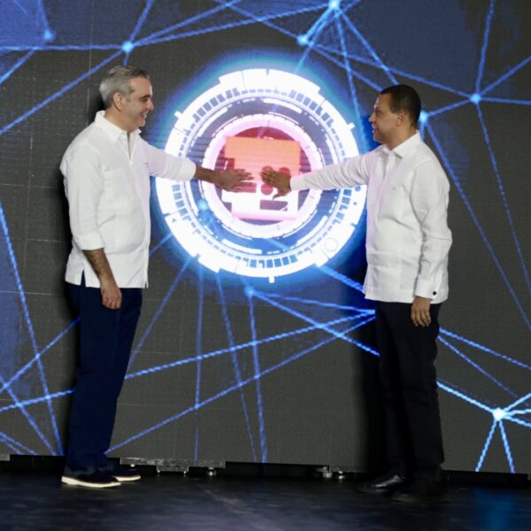 Guido Gómez Mazara, titular del INDOTEL, y Luis Abinader, presidente de la República, inaugurando el proyecto de conectividad de fibra óptica en la región sur.