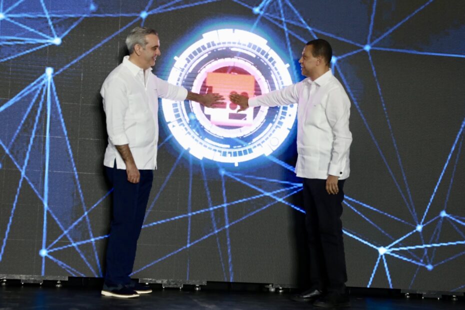 Guido Gómez Mazara, titular del INDOTEL, y Luis Abinader, presidente de la República, inaugurando el proyecto de conectividad de fibra óptica en la región sur.