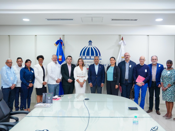 Joel Santos, Betty Soto,  Rafael Salazar, Fidel Arzola, junto a  otros miembros de Egehid.
