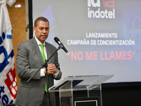 Guido Gómez Mazara disertando sobre lanzamiento de campaña “No me llames” para concientizar sobre llamadas fraudulentas.