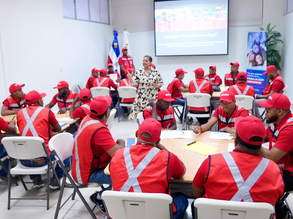 Rebeca Ureña, encargada de Seguridad y Salud Minera, resaltó la importancia de esta formación para fortalecer el trabajo en equipo.