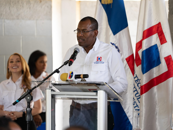 El director de la UTECT, Duarte Méndez, destaca el trabajo que realiza la institución para dotar de sus títulos definitivos a los residentes en El Nuevo Llagal.