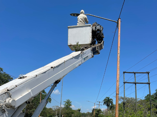 Instalación de lámparas en Cotuí