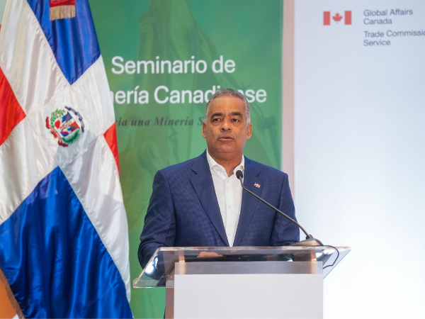 Ministro de Energía y Minas, Joel Santos, presenta la nueva política minera en el Seminario Canadiense de Minería.