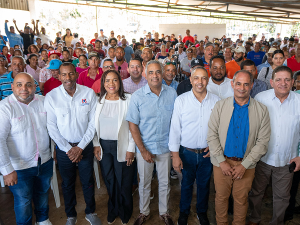 Decenas de residentes en El Nuevo Llagal se dieron cita a la actividad donde se anunció el inicio de los levantamientos para titular los terrenos que ocupan.