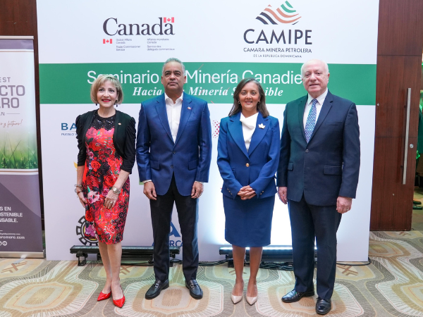 Joel Santos junto a la encargada comercial de la Embajada de Canadá, Linda Hernández (derecha); la embajadora de Canadá, Jacqueline Delima Baril (izquierda), y el presidente de la Cámara Minera y Petrolera de República Dominicana, Pedro Esteva.