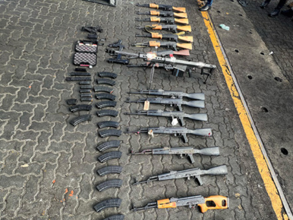 El mismo, contenía un fusil Barret calibre 50 milímetros, 17 fusiles calibre 7.62, un fusil calibre 9, cinco pistolas marca Glock calibre 9 milímetros y una ametralladora Uzi.