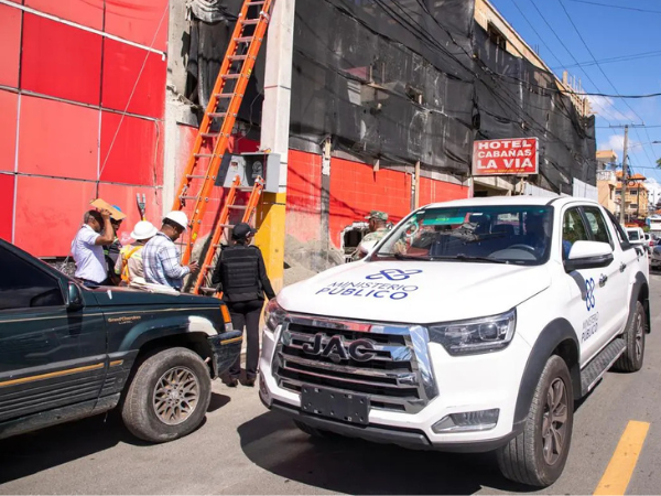 La Procuraduría General Adjunta para el Sistema Eléctrico (PGASE) y la Empresa Distribuidora de Electricidad de Este, EDEESTE, mediante un operativo conjunto, detectaron un fraude eléctrico en el Hotel La Vía, ubicado en la avenida Las Américas, en Santo Domingo Este.