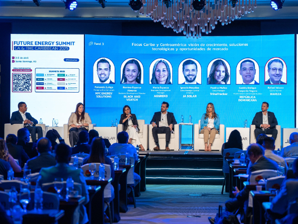 Además del viceministro Gaddis Corporán Segura, el panel contó con la participación de Fernando Zuñiga (MPC Energy Solutions), Romina Esparza Almaraz (Black and Veatch), María Esparza (Aggreko), Ignacio Mesalles (JA Solar) y Paulina Muñoz (Trina Tracker), moderados por Rafael Velazco, director ejecutivo y fundador de Raveza.