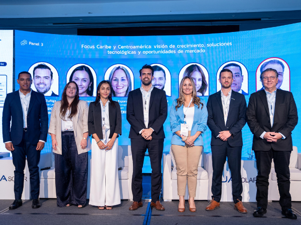 Además del viceministro Gaddis Corporán Segura, el panel contó con la participación de Fernando Zuñiga (MPC Energy Solutions), Romina Esparza Almaraz (Black and Veatch), María Esparza (Aggreko), Ignacio Mesalles (JA Solar) y Paulina Muñoz (Trina Tracker), moderados por Rafael Velazco, director ejecutivo y fundador de Raveza.