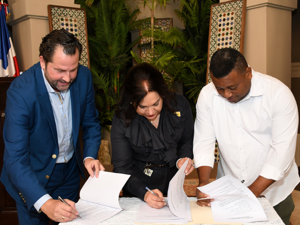 Firma Carlos Arnal V, Fabiola Herrera y William García, realizando firmas para formalizar la alianza “Unidos por la Ciudad Colonial”