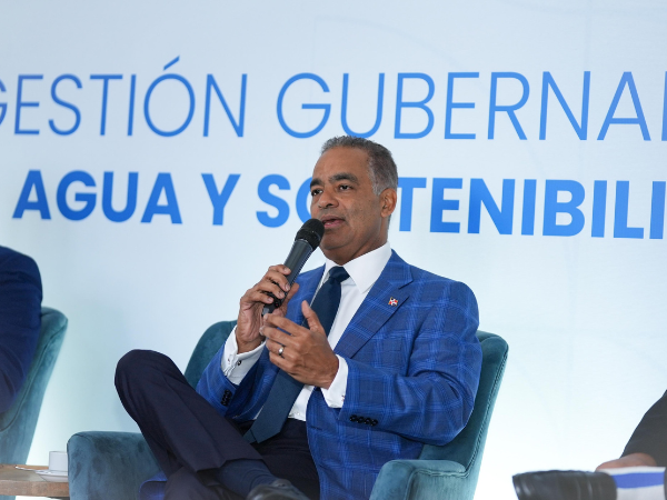 El ministro Joel Santos explica los planes del Gobierno dominicano en materia energética.