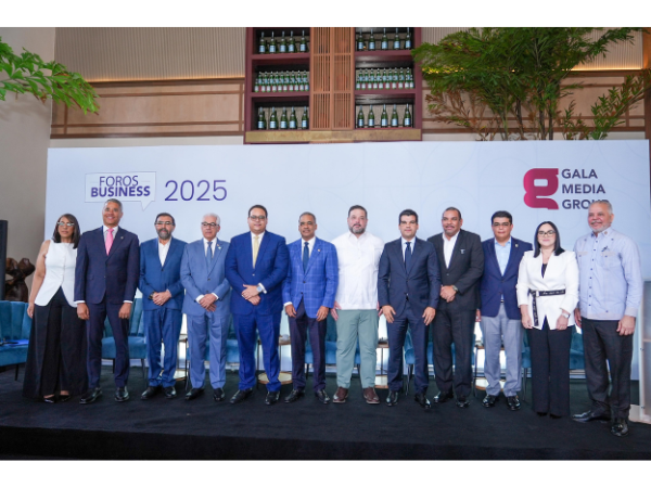 Joel Santos, junto a panelistas de Foros Business 2025.