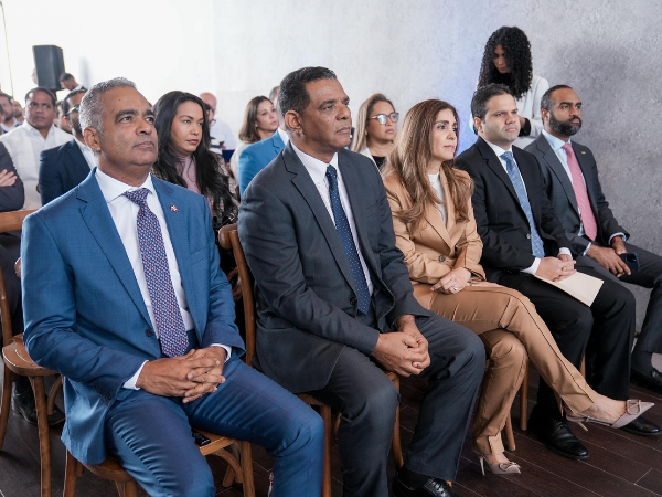 En el panel participaron el director general de Minería, del Ministerio de Energía y Minas, Rolando Muñoz; la presidenta de Barrick Pueblo Viejo, Juana Barceló, y el economista Richard Medina Gómez.