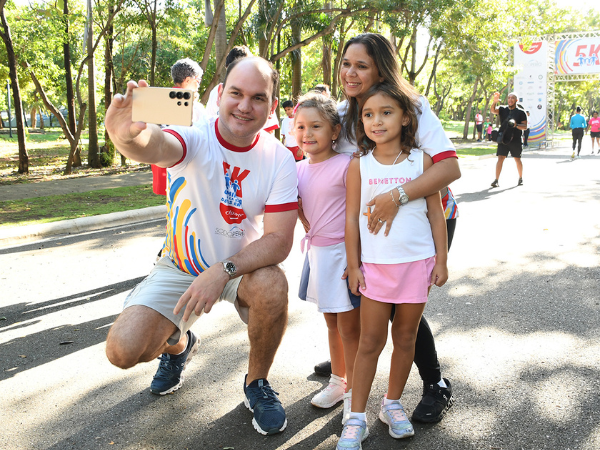 Raúl Del Toro y Nathalia de Del Toro junto a Leonor y Mariana Del Toro