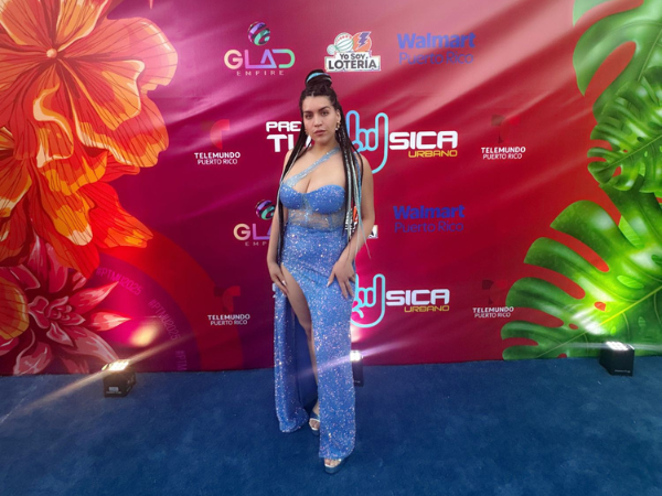 Hanna deslumbra en la alfombra azul de los Premios Tu Música Urbano 2025 al ritmo de “Pura Vida”