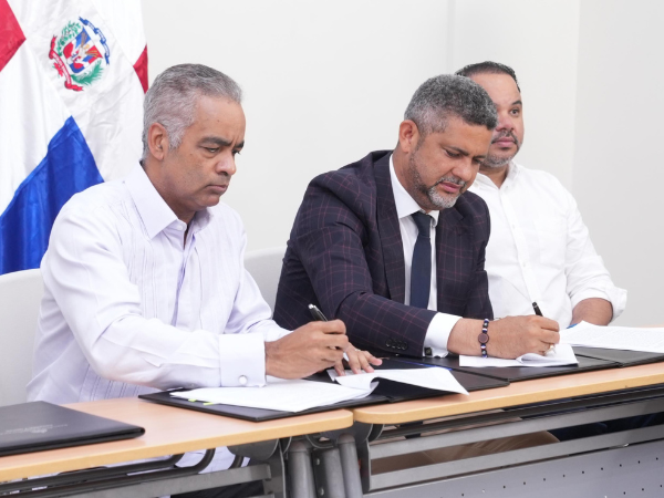 Joel Santos y Martín Guzmán, durante la firma del acuerdo.