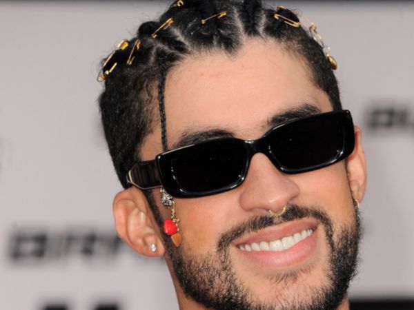 Bad Bunny con gafa negras sonriendo