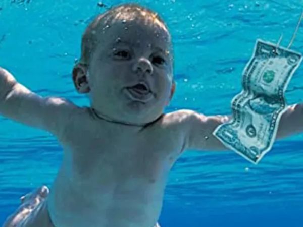 nino en el agua mirando un billete de 1 dolar, portafda de disco de agrupacion nirvana