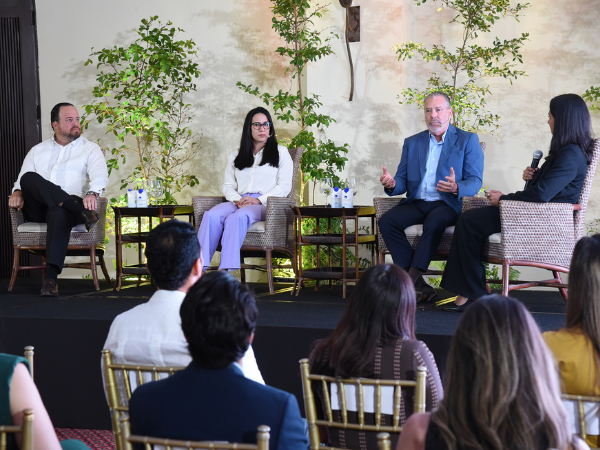 Seguros Crecer - Panelistas Pablo Beato, Jennifer Ricart, Marcos José Troncoso junto a la moderadora Glandeline Rapozo