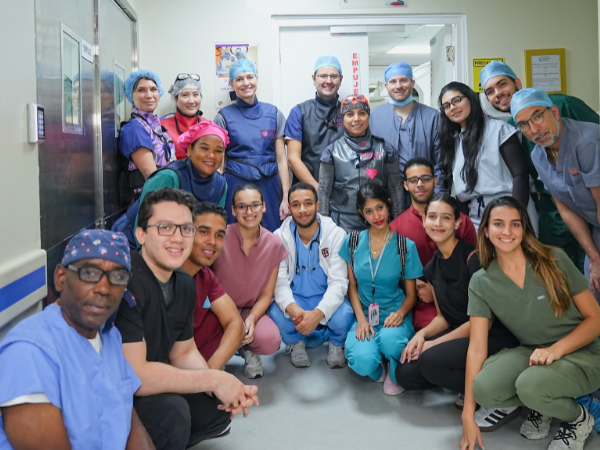  Dra.  Eliany Mejía, cardióloga electrofisióloga, junto a un equipo multidisciplinario de la Universidad de Virginia y otro equipo de  médicos