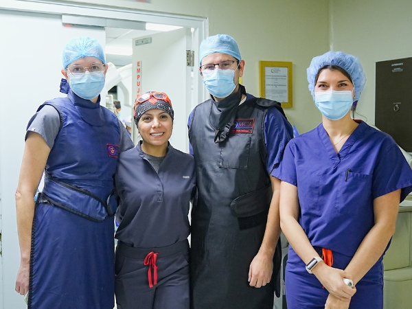  Dra. Eliany Mejía, cardióloga electrofisióloga, acompañado de equipo de médicos
