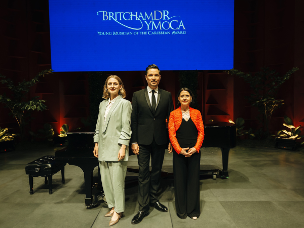 Claire Wickes, Simon Lepper y Andrea Gajic, jurado britaìnico de premiacioìn.