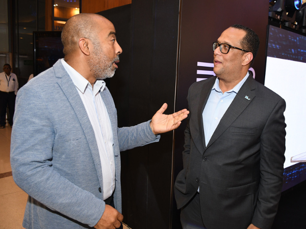 Luis Cristin y José Reynoso, conversando sobre los cualidades del vehículo Súper Híbrido BYD ATTO 8