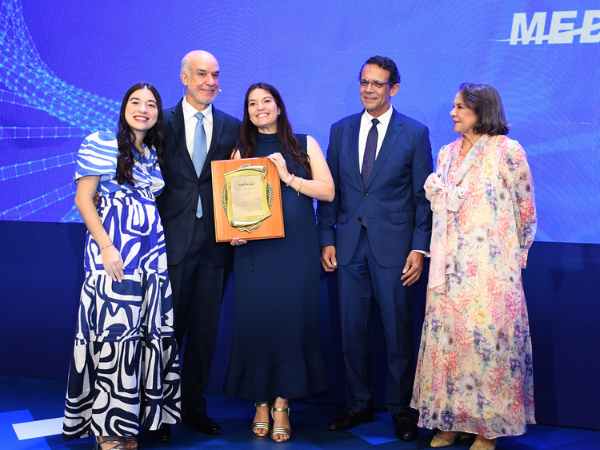 María Fernanda y Paola  Contreras recibe la placa de reconocimiento  de la Dra. Blanca Teresa Peña  de Contreras, les acompaña Dres. Pedro Ureña, Fernando Contreras y Tamara Frankemberg