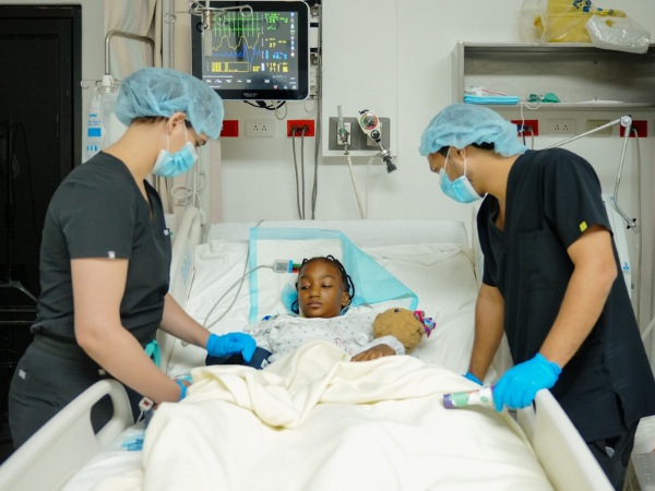 Jornada Pediatrica Cardiovascular, Personal médico dándole seguimiento a niña recién intervenida
