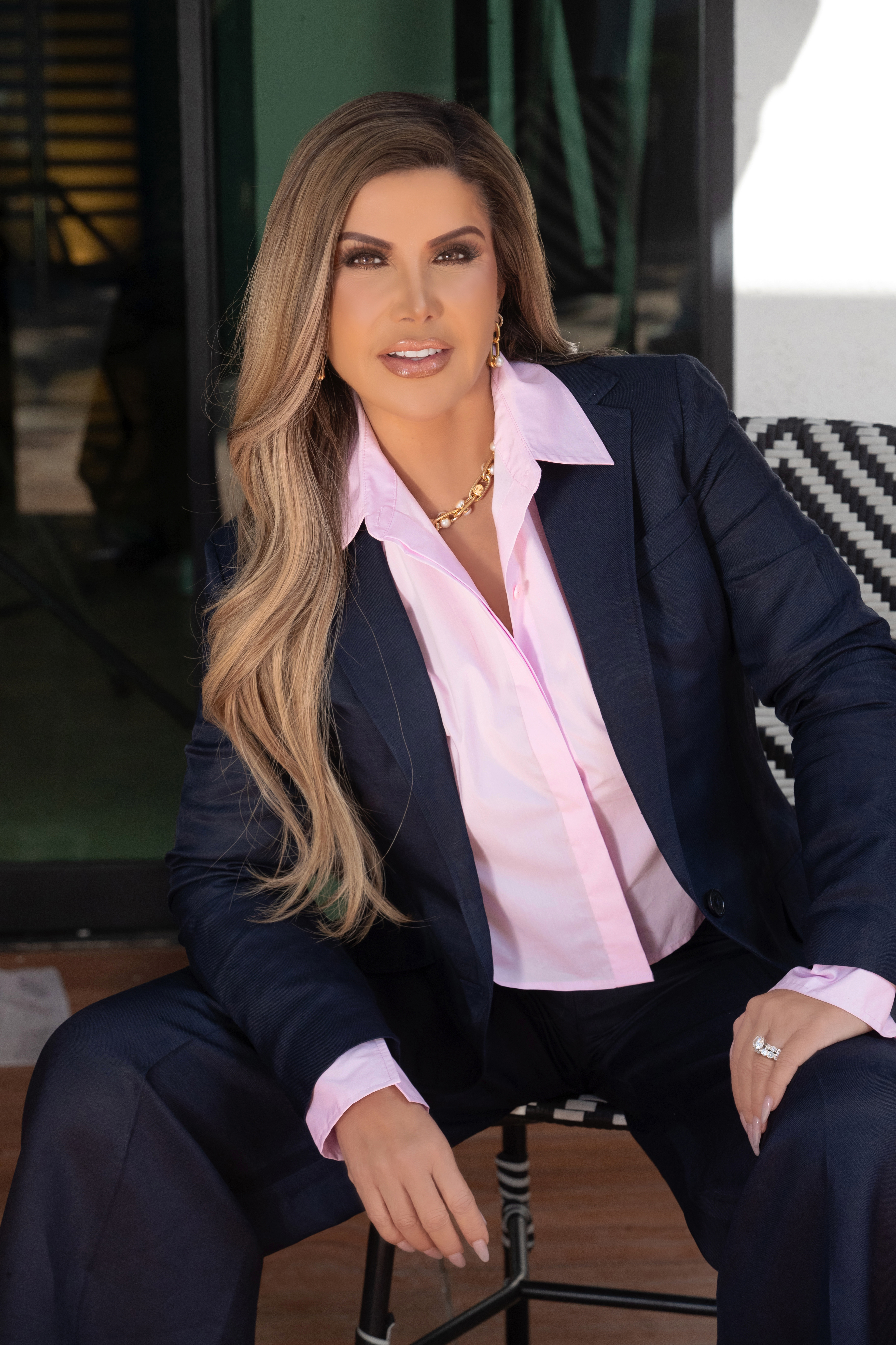 Adriana Gallardo conquista la televisión con su exitoso segmento en Siéntese Quien Pueda, programa producido por We Love Entertainment, transmitido por Univisión.