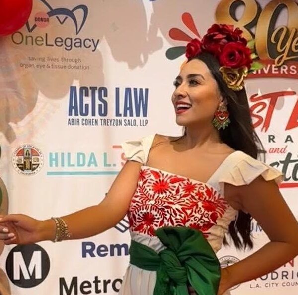 “Nitzia Chama  Brilla como madrina del 80 aniversario del Desfile de la Independencia de México del Este de Los Ángeles junto a Gabriel Soto”