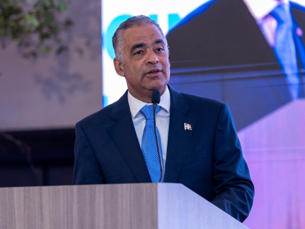 El ministro Joel Santos