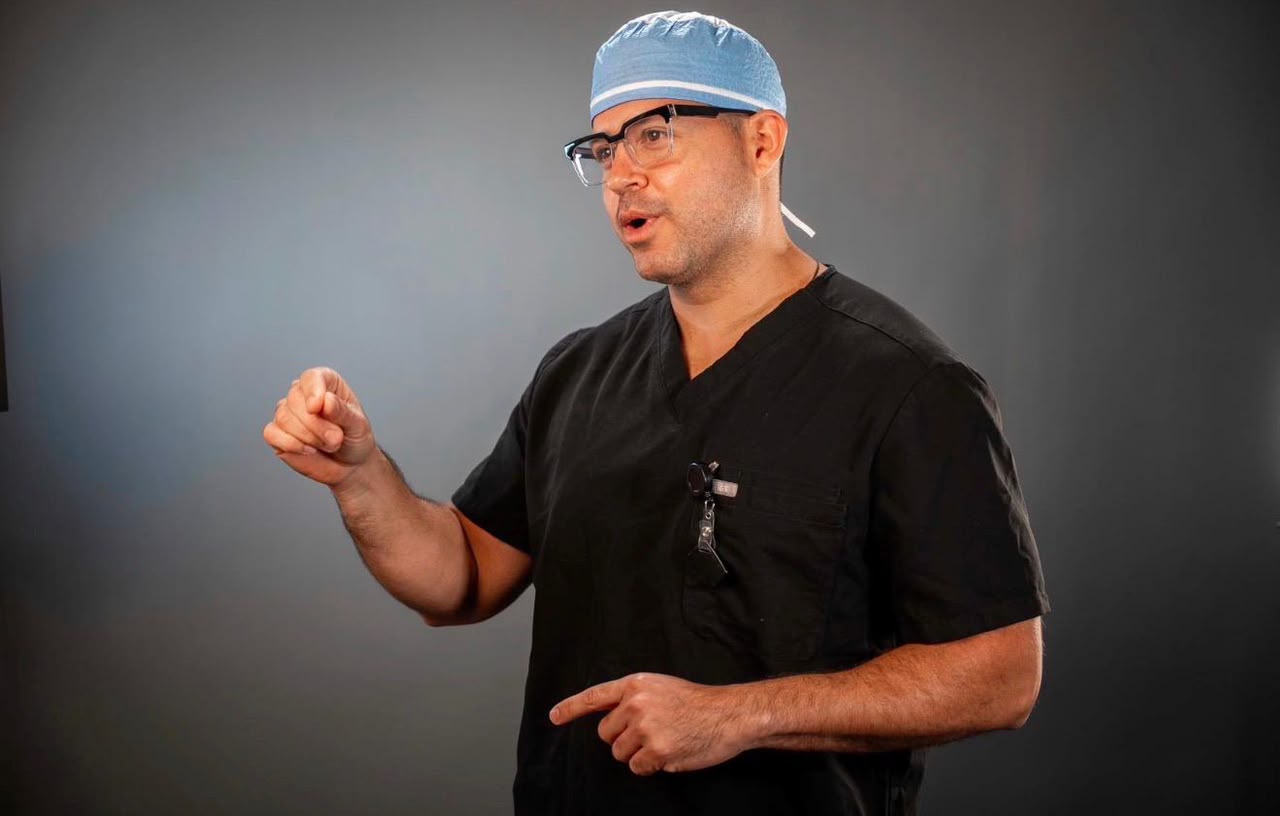 Doctor Miguel Ángel Infante advierte sobre los desafíos de la cirugía robótica en la laparoscopia tradicional