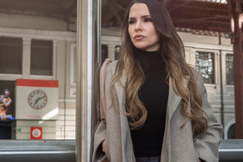 Luz Kelly Pinto protagoniza el nuevo videoclip de Chino y Nacho junto a 3AM: “MOSCA”