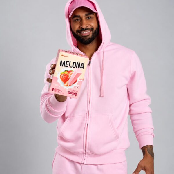 CARAMELO SORPRENDE EN SU NUEVA FACETA COMO EMBAJADOR DE MELONA Y LE PONE SABOR A LA AUTENTICIDAD